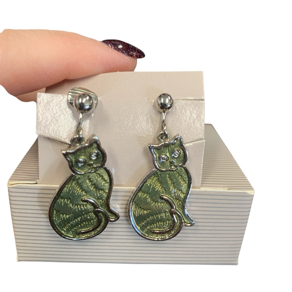 Avon pretty kitty silvertone/Green Cat clip drop.  Earrings. NIB 1990